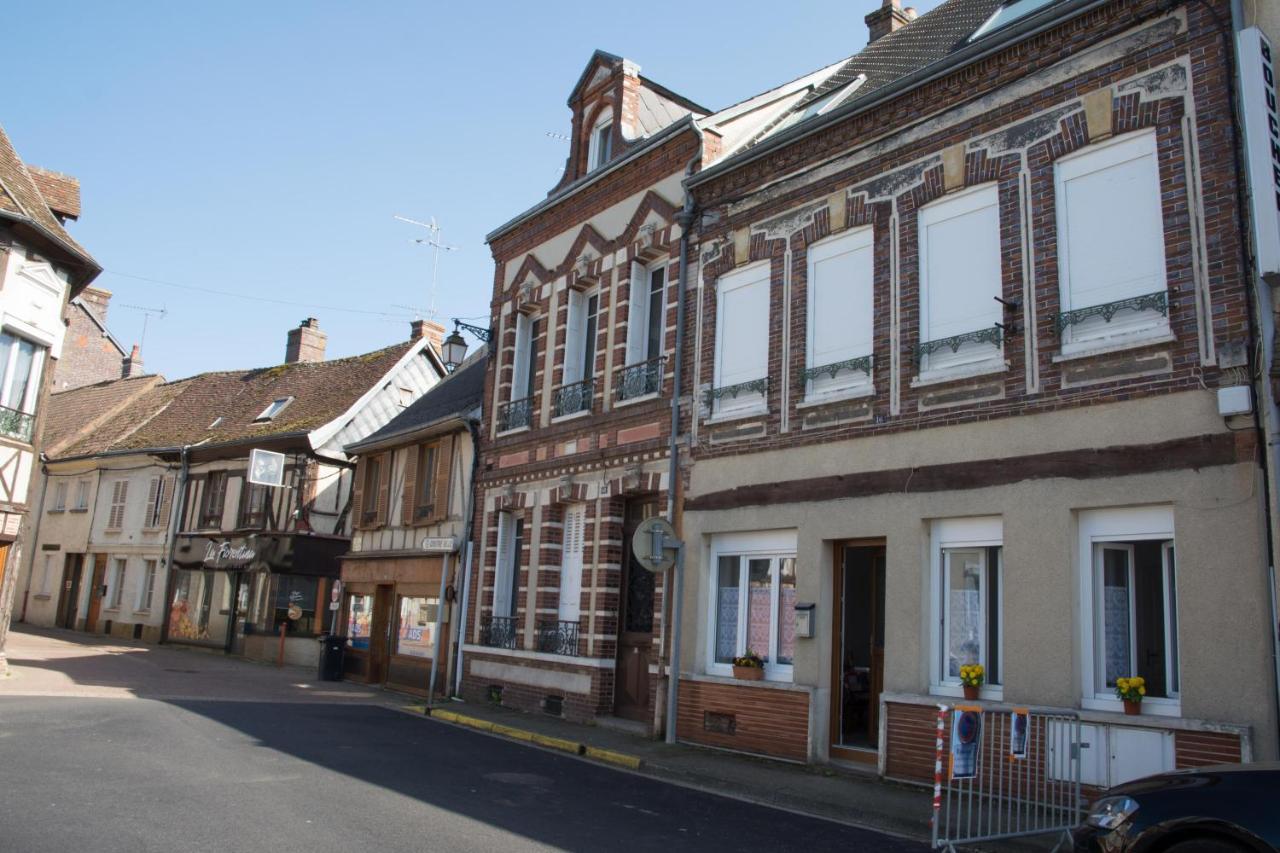 Damville Centre Exterior foto